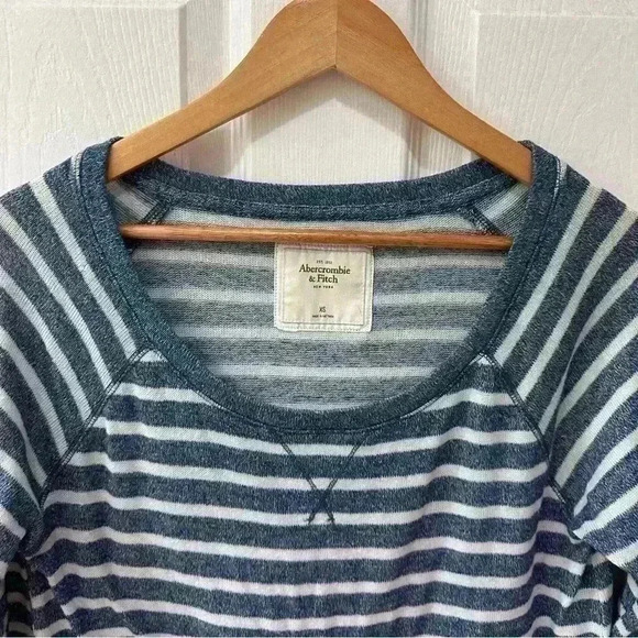 Ladies Abercrombie & Fitch Blue and White Striped Pullover 3/4 Sleeve Sweater XS - Picture 3 of 7